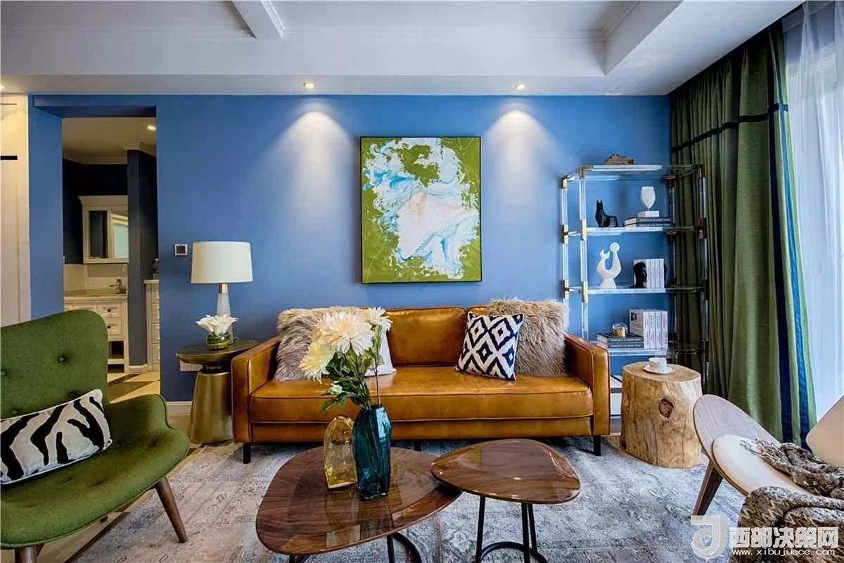 沙發(fā)背景墻選對裝飾畫，才能美了整個客廳空間！