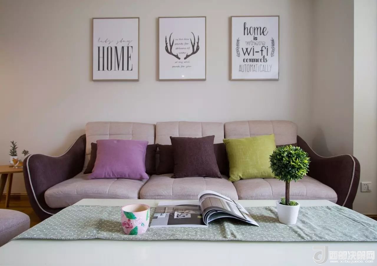 沙發(fā)背景墻選對裝飾畫，才能美了整個客廳空間！