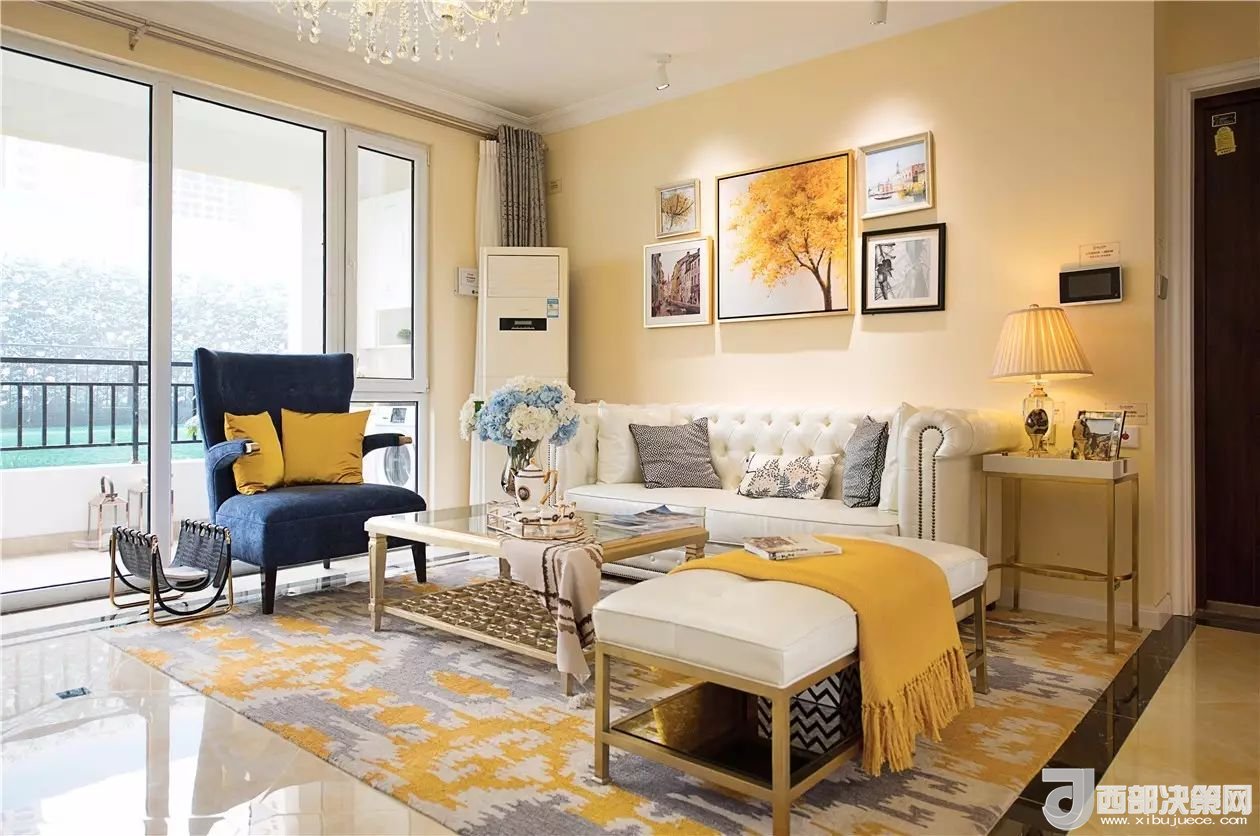 沙發(fā)背景墻選對裝飾畫，才能美了整個客廳空間！