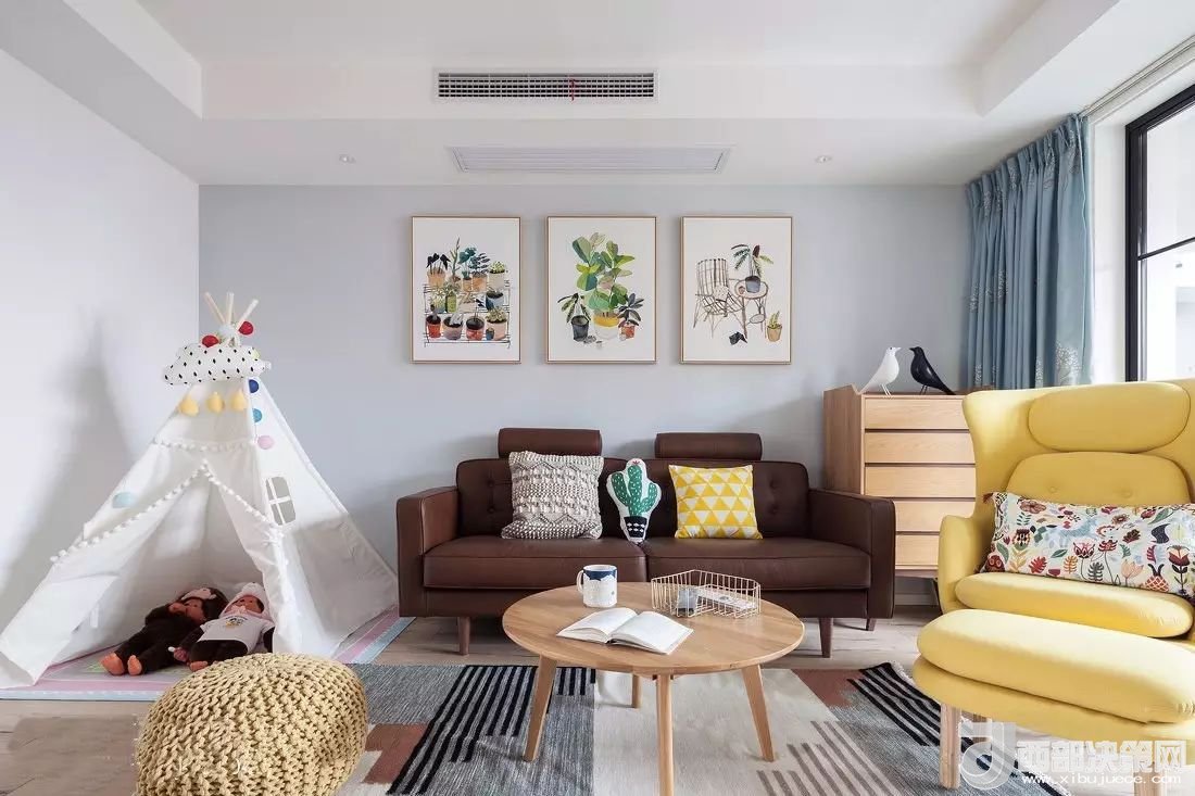 沙發(fā)背景墻選對裝飾畫，才能美了整個客廳空間！