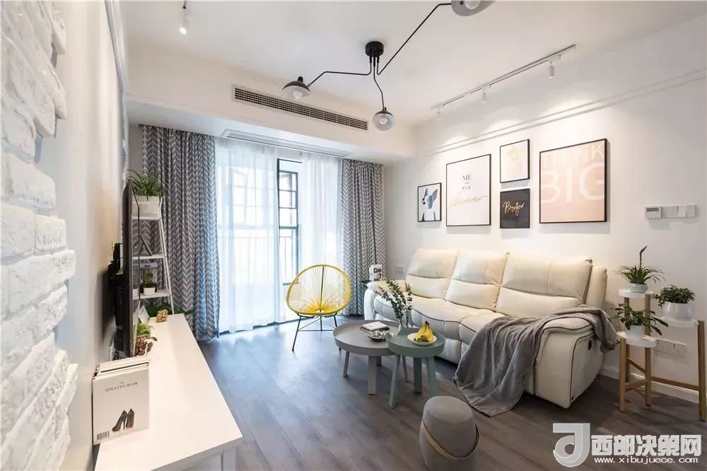 沙發(fā)背景墻選對裝飾畫，才能美了整個客廳空間！