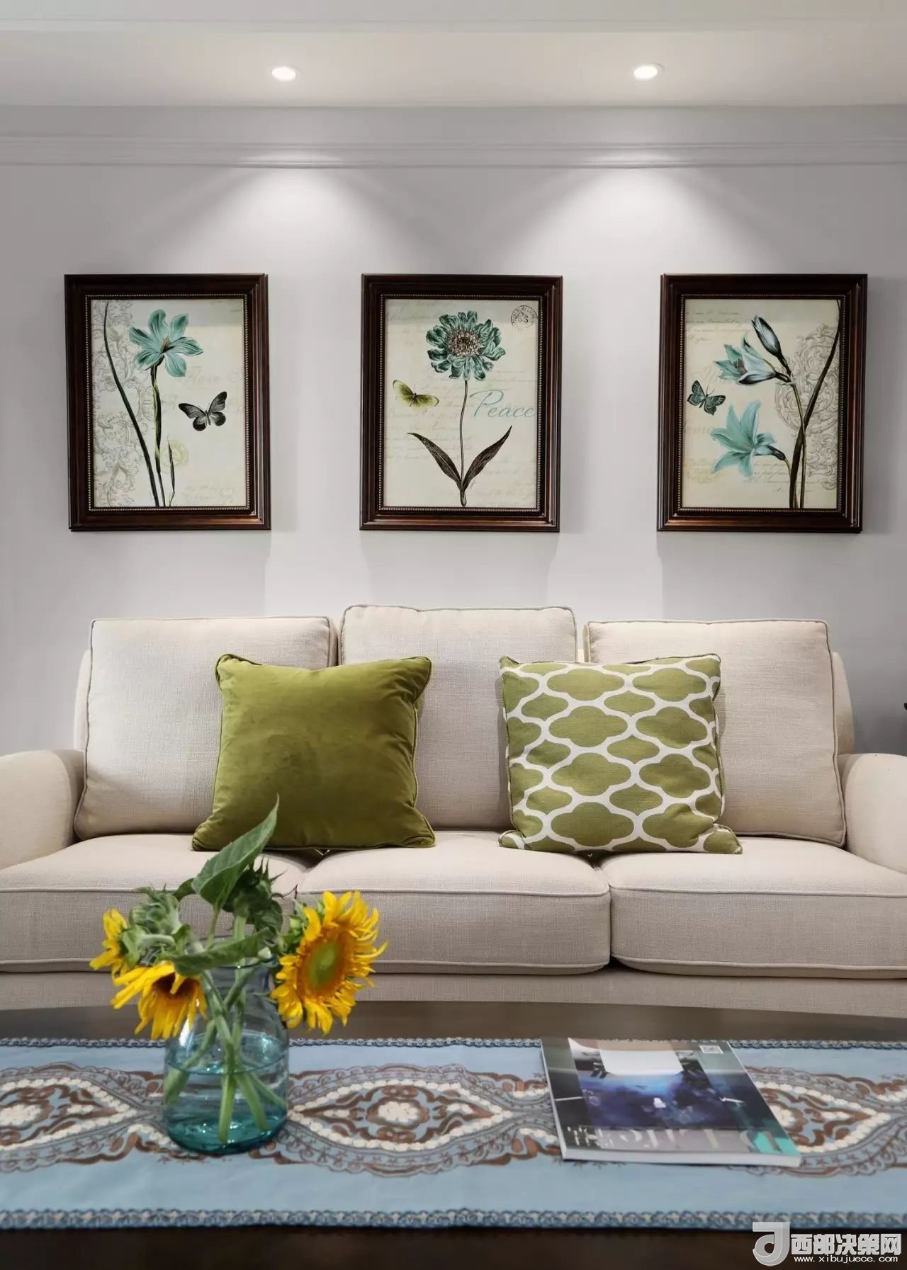 沙發(fā)背景墻選對裝飾畫，才能美了整個客廳空間！