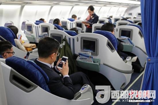 在東航MU5137航班上，旅客全程在飛行模式下可以使用手機。殷立勤 攝