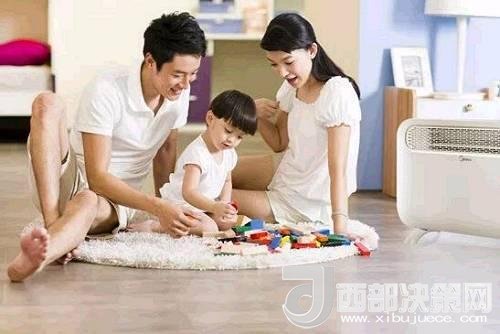 兒童時(shí)期，孩子好奇心強(qiáng)，喜歡“打破砂鍋問(wèn)到底”、“探究性拆東西”、“自言自語(yǔ)做游戲”。這些聽(tīng)似好笑，看似頑皮的言行舉止，恰恰就是孩子創(chuàng)造火花的閃現(xiàn)。心理學(xué)家鄧斯克認(rèn)為，小孩子在游戲中的“假裝”會(huì)大大促進(jìn)他們的發(fā)散思維。