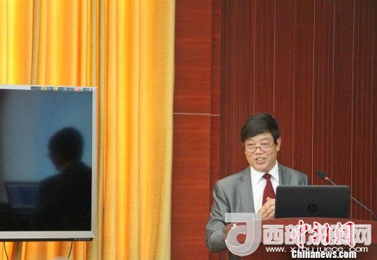 圖為中南大學(xué)教授歐陽友權(quán)在現(xiàn)場作了題為“我國文化產(chǎn)業(yè)發(fā)展的三大拐點(diǎn)與高校的責(zé)任”報告?！≮w曉 攝