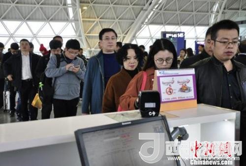 圖為旅客等待進(jìn)入客艙。　呂俊明 攝