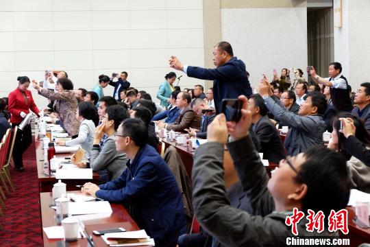 圖為與會嘉賓認真聽取專家演講?！±铍h 攝