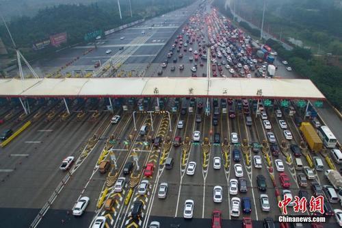 資料圖：車輛通過(guò)收費(fèi)站。<a target='_blank'  data-cke-saved- ><p  align=