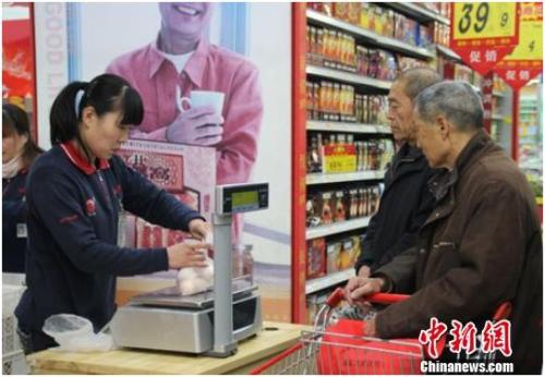 資料圖：在保定市北市區(qū)一家大型超市內(nèi)，促銷(xiāo)員正在為購(gòu)買(mǎi)雞蛋的市民稱(chēng)量、打包。李芳華 攝