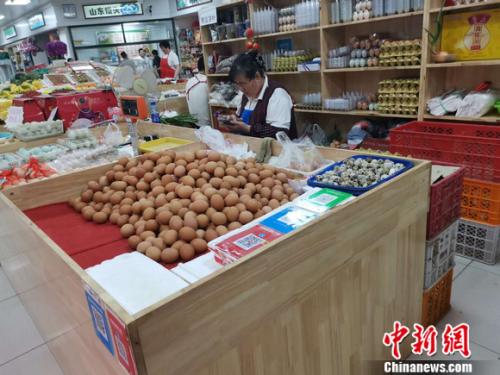 圖為菜市場(chǎng)里賣(mài)的雞蛋。 謝藝觀 攝