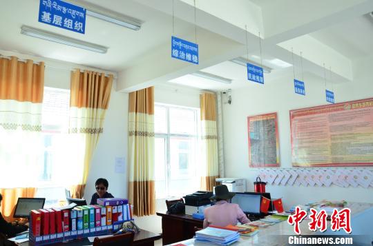 圖為塔秀村的便民服務(wù)大廳?！◆?shù)り?yáng) 攝