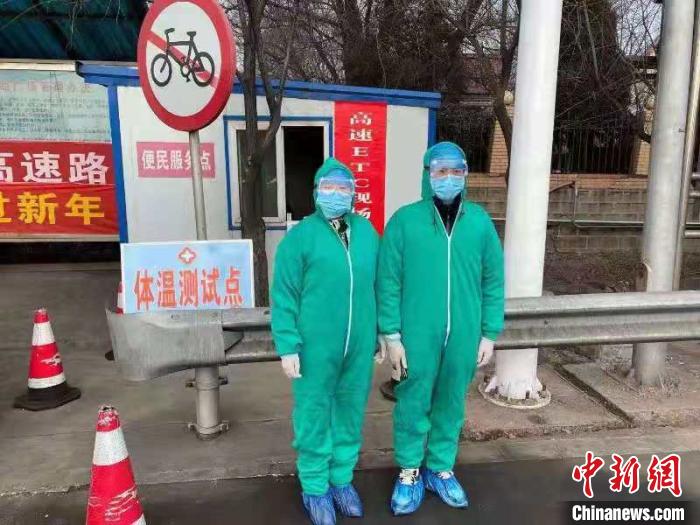 鄉(xiāng)鎮(zhèn)衛(wèi)生院和社區(qū)衛(wèi)生中心工作人員排查發(fā)熱患者?！〗樾菔嗅t(yī)療集團(tuán)供圖 攝