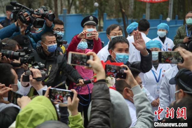 圖為貴州省最后一名新冠肺炎確診患者從貴州省將軍山醫(yī)院出院，患者與眾人揮手告別?！■暮陚?攝
