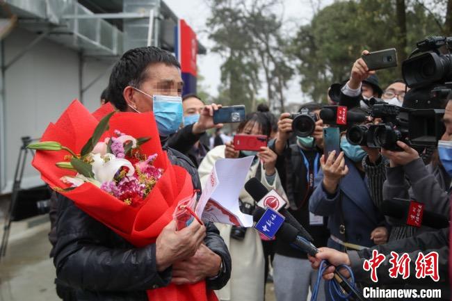 圖為貴州省最后一名新冠肺炎確診患者從貴州省將軍山醫(yī)院出院，患者接受媒體采訪。　瞿宏倫 攝