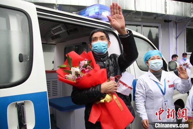 圖為貴州省最后一名新冠肺炎確診患者從貴州省將軍山醫(yī)院出院，患者與眾人揮手告別。　瞿宏倫 攝