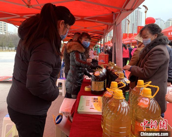 圖為市民們正在采購商品?！O睿 攝