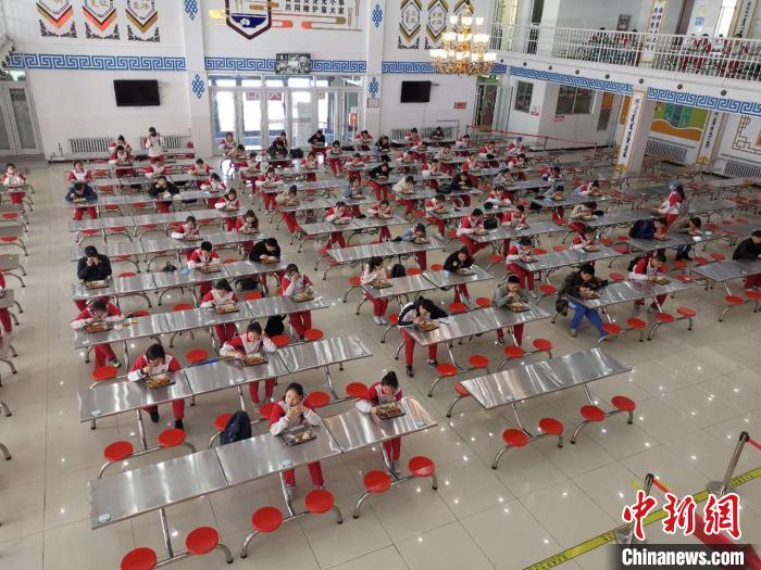 圖為學(xué)生們?cè)谑程镁筒??！鯆I娜 攝