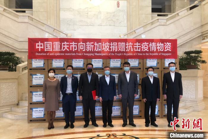 圖為捐贈(zèng)方與接收方代表合影留念?！⑾嗔?攝