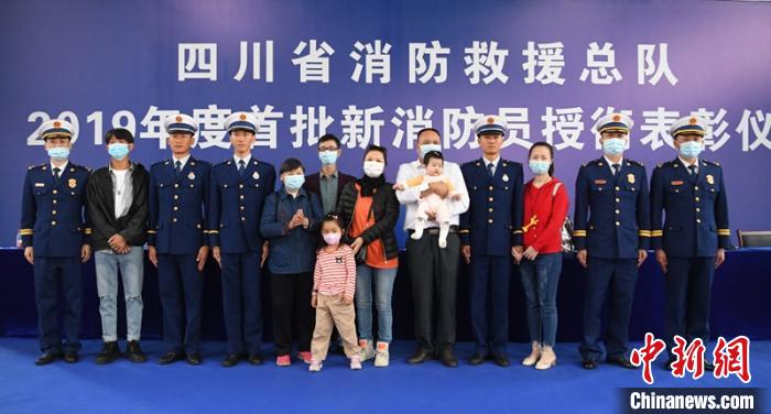 3名新消防員與親人現(xiàn)場見證授銜儀式?！⒅铱?攝