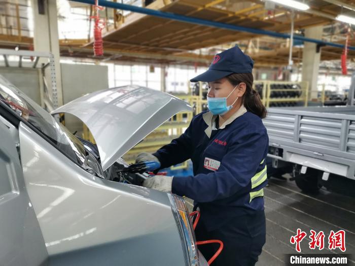 在滿足國外市場供應(yīng)的同時(shí)，成功汽車也緊盯國內(nèi)市場，拓渠道保銷量?！「唢w 攝