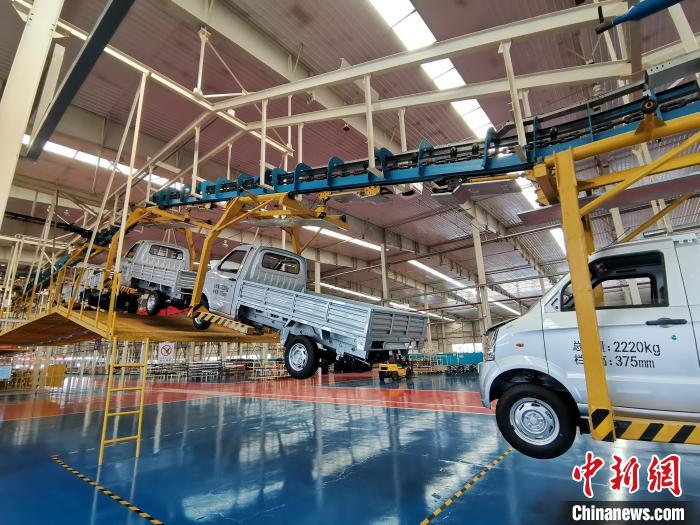 成功汽車是山西省重點(diǎn)轉(zhuǎn)型項(xiàng)目，擁有國內(nèi)先進(jìn)的零部件、發(fā)動(dòng)機(jī)整機(jī)自動(dòng)裝配和發(fā)動(dòng)機(jī)生產(chǎn)線、實(shí)驗(yàn)線，還有國際一流的工業(yè)機(jī)器人?！「唢w 攝