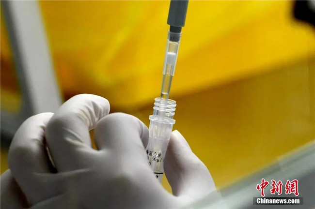 資料圖：工作人員正在準(zhǔn)備檢測(cè)試劑。<a target='_blank'  data-cke-saved- >中新社</a>記者 王東明 攝