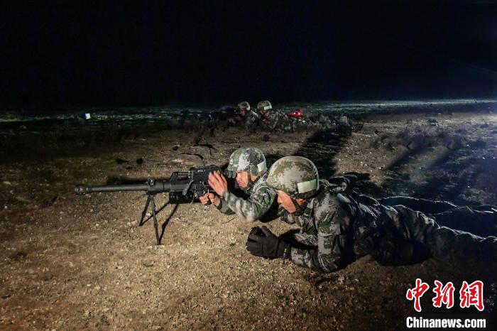 夜間狙擊手摧毀敵探照燈?！∑呀?攝