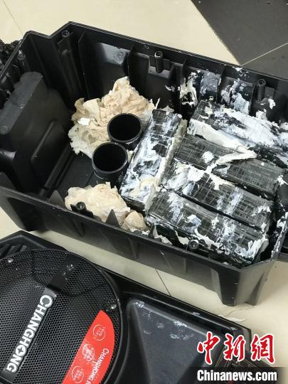 圖為臨滄邊境管理支隊(duì)從音響中查獲毒品?！⒂狼?攝