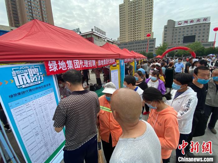一些知名企業(yè)展臺(tái)前，投遞簡歷、咨詢就業(yè)的人絡(luò)繹不絕?！∏愊?攝