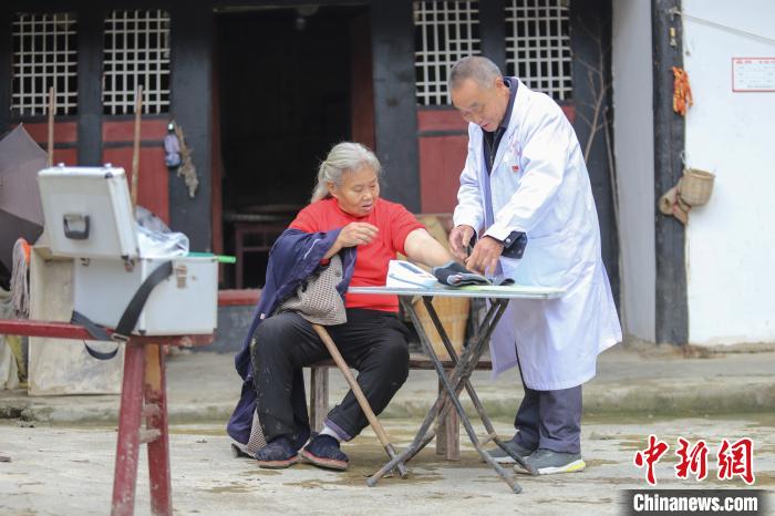 資料圖，貴州村醫(yī)給村民看病?！■暮陚?攝