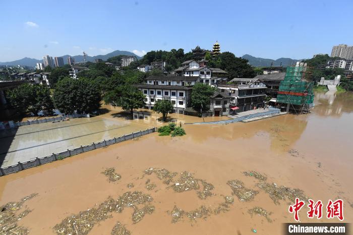 圖為7月27日，嘉陵江重慶段水位持續(xù)上漲，千年古鎮(zhèn)磁器口低洼段已被洪水淹沒?！￡惓?攝