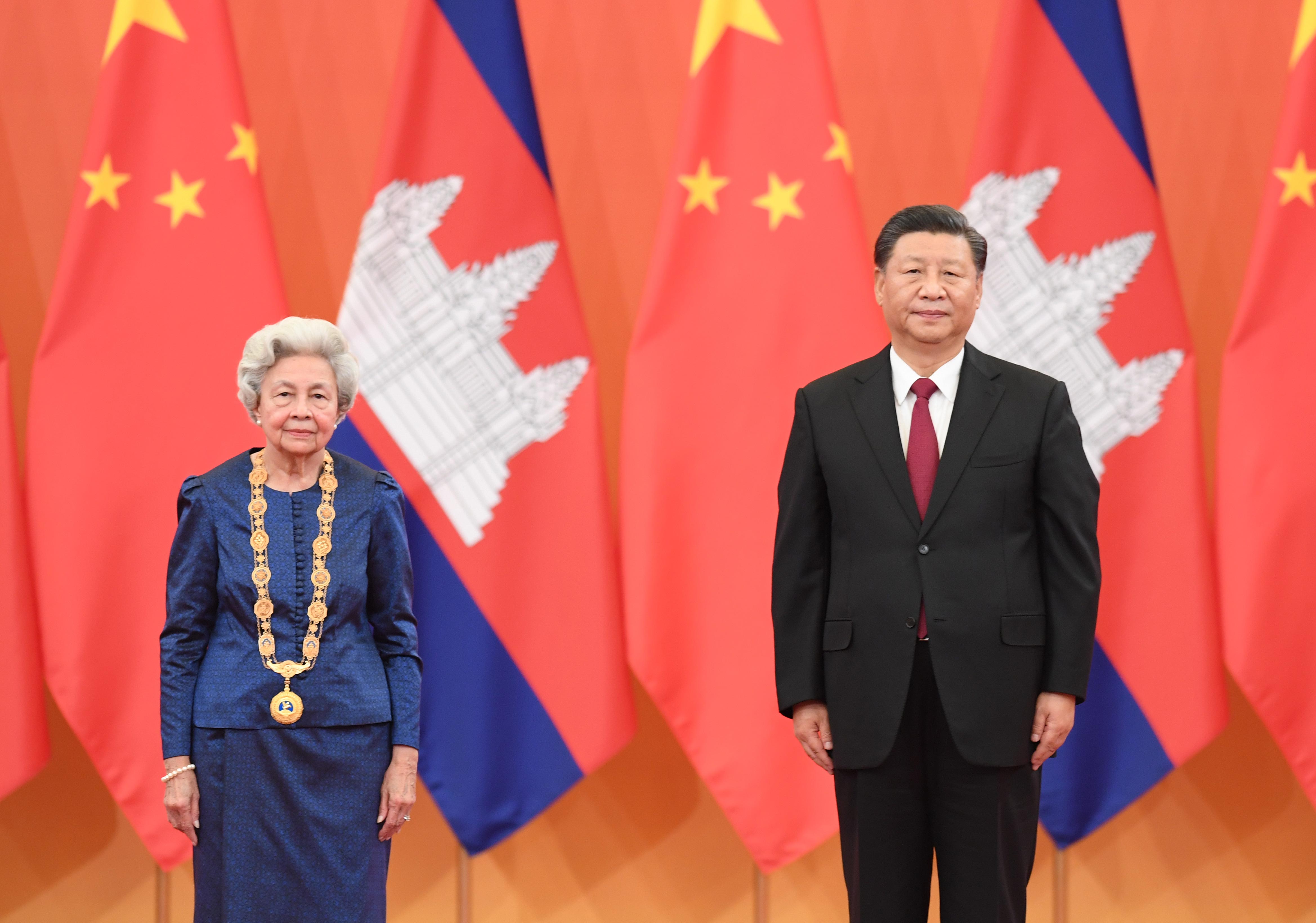 11月6日，國家主席習(xí)近平在北京人民大會堂為柬埔寨太后莫尼列舉行中華人民共和國“友誼勛章”頒授儀式。