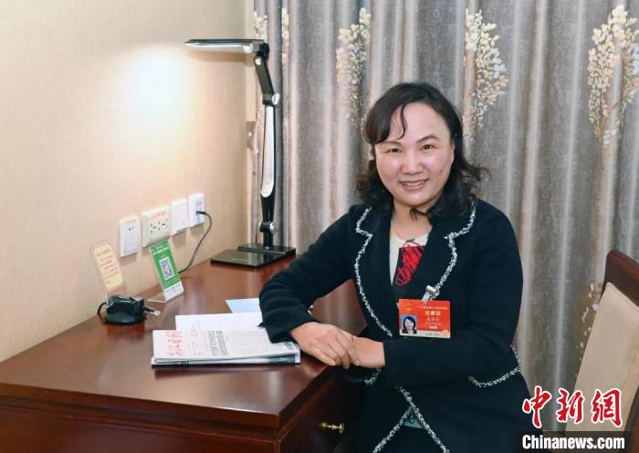 全國(guó)人大代表，浙江省臺(tái)州市椒江區(qū)大陳實(shí)驗(yàn)學(xué)校校長(zhǎng)、黨支部書(shū)記翁麗芬 蔡榮章 攝