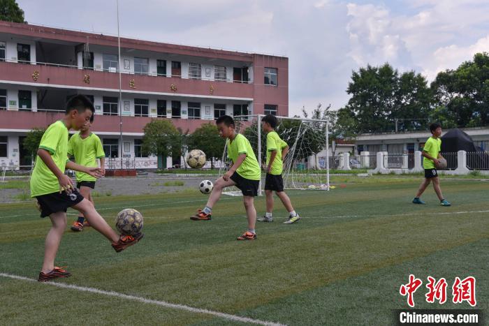 人大代表呼吁篩查防控青少年頸椎、脊柱等健康問(wèn)題