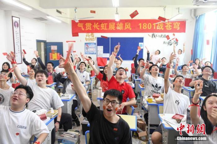 資料圖：6月6日，湖南長沙同升湖實驗學(xué)校教師與考生拋起紅包迎接高考。 楊華峰 攝