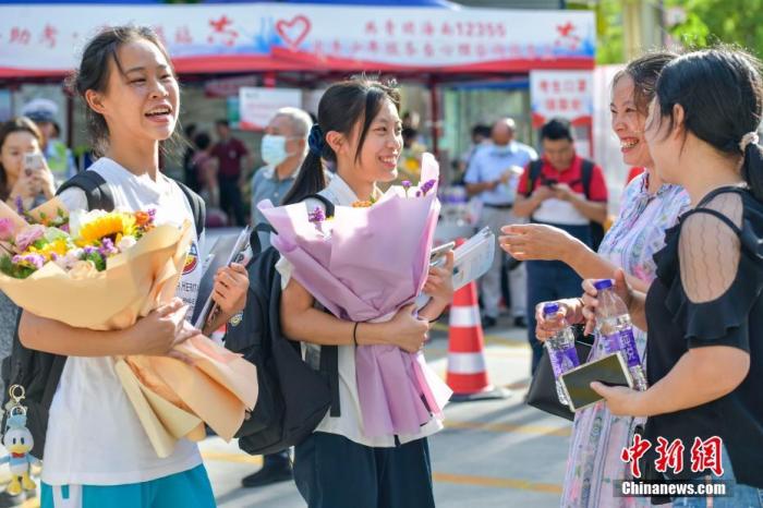 資料圖：6月10日，海南省海口市海南中學(xué)考點(diǎn)外，家長為剛剛走出考場的考生送上鮮花。當(dāng)日，海南省2021年高考結(jié)束 。 <a target='_blank'  data-cke-saved- ><p  align=