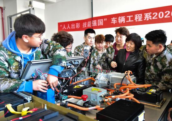 2021年4月16日，在山西工程科技職業(yè)大學，老師在指導學生進行電池檢測。新華社記者 柴婷 攝