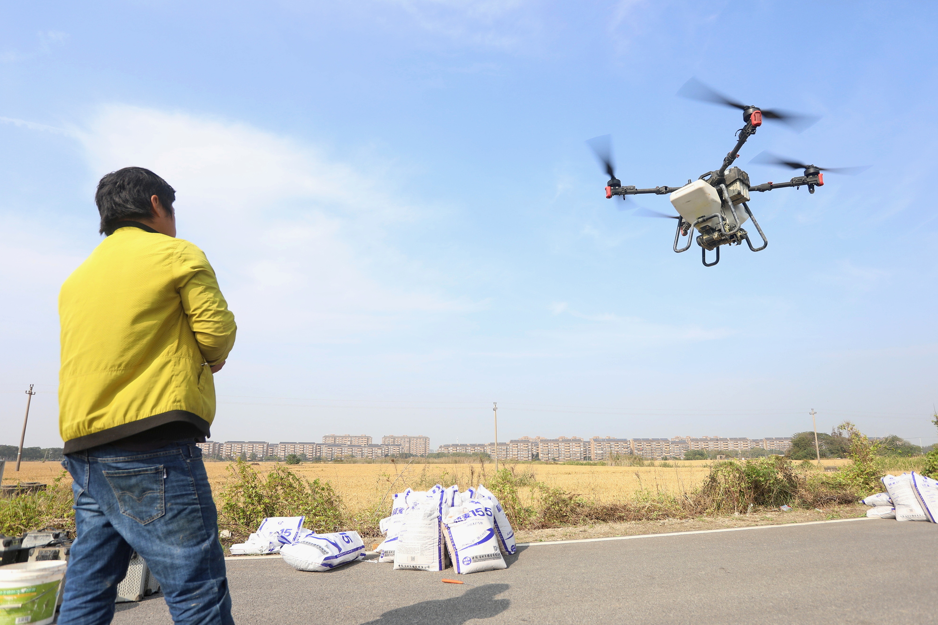 2023年11月15日，浙江嘉興，南湖區(qū)七星街道一處農(nóng)田里，農(nóng)民操縱無人機進行冬小麥飛播。