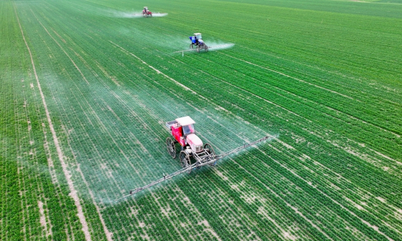 2024年2月18日，安徽省亳州市，利辛縣紀王場鄉(xiāng)孫老家村麥田，農(nóng)民駕駛自走式高桿噴霧機對小麥進行噴藥作業(yè)。